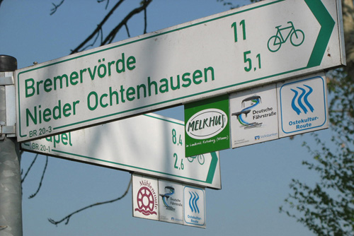 Schilder weisen nun den Weg zu dem nächsten Melkhus