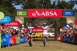 Schurter und Vogel im Ziel Nick Muzik/Cape Epic/SPORTZPICS