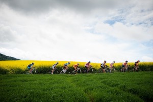 women_group_landscape_sideview