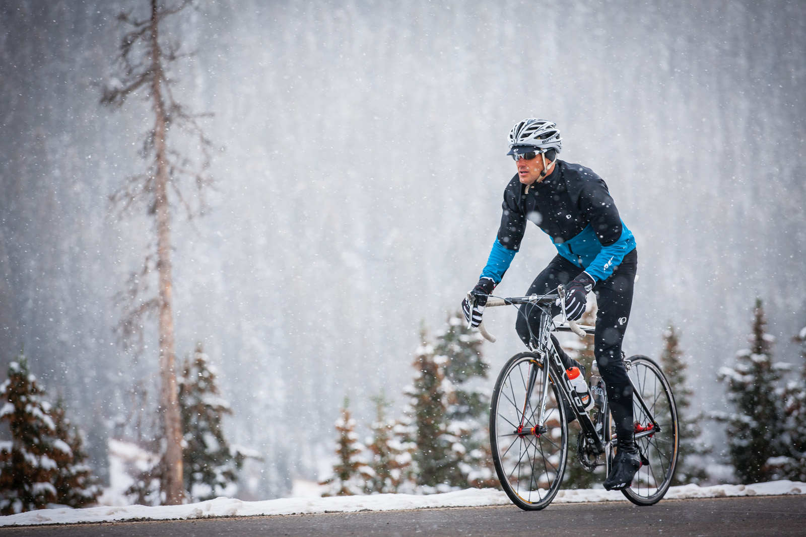 Велосипедист и лыжник. Велосипедист зимой. Зимний велосипед. Велосипед для зимы. Горный велосипед зимой.