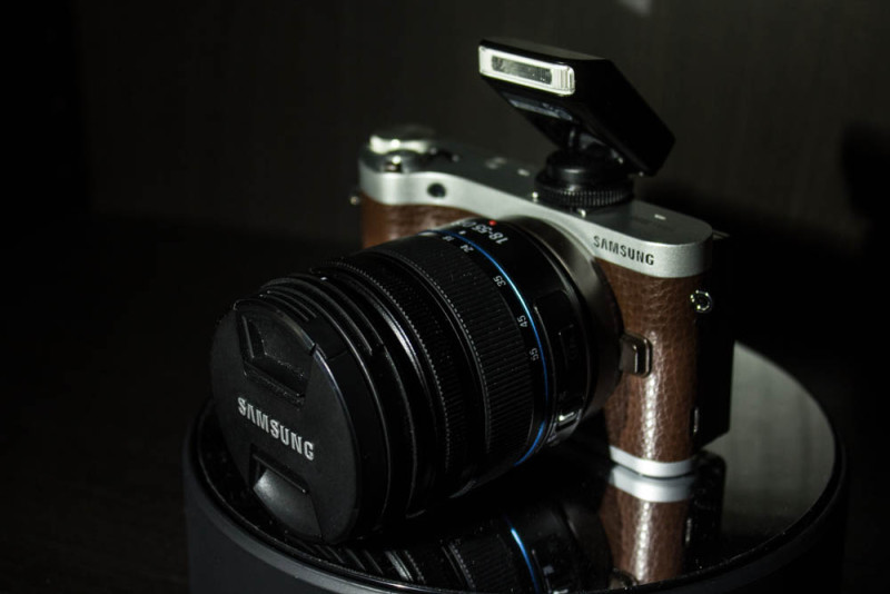 Samsung NX300M Frontansicht.