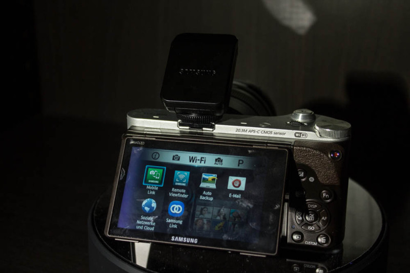 Samsung NX300M mit Aufsteckblitz.