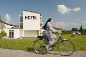 2015-03-16,_HSE_PA1,_Nonne_mit_Fahrrad,_15x10cm,_300dpi,_Bildnachweis_Hotel_St._Elisabeth