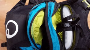 Insgesamt drei Fächer, jeweils unterteilt in kleine Taschen.