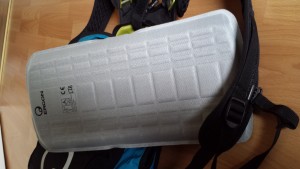Der mitgelieferte Rückenprotektor.