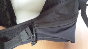 Kleine Tasche am Hüftgurt. Platz z.B. für zwei Riegel