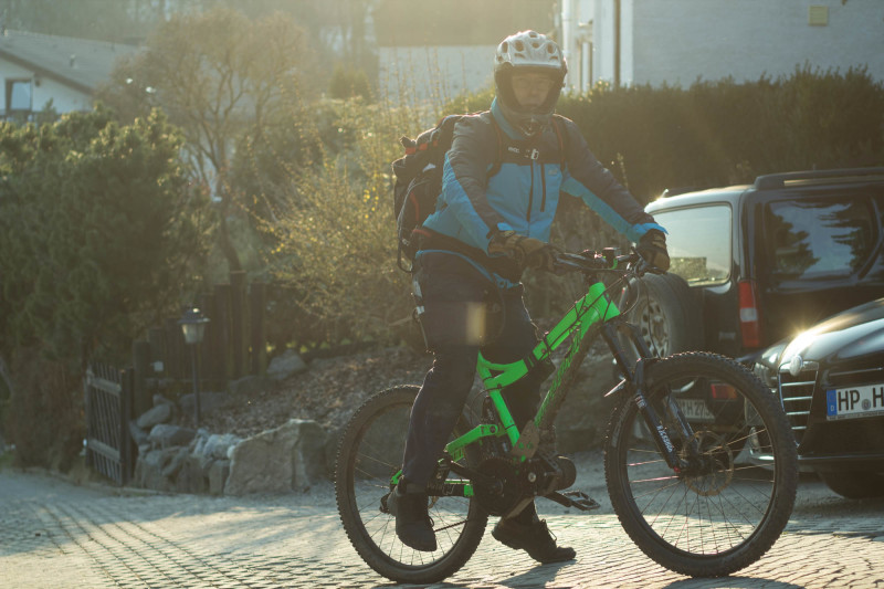 Bike samt Fahrer und Akku im Rucksack.