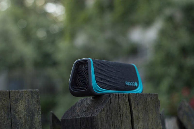 Fugoo Sport Speaker mit Blau Schwarzer Hülle.