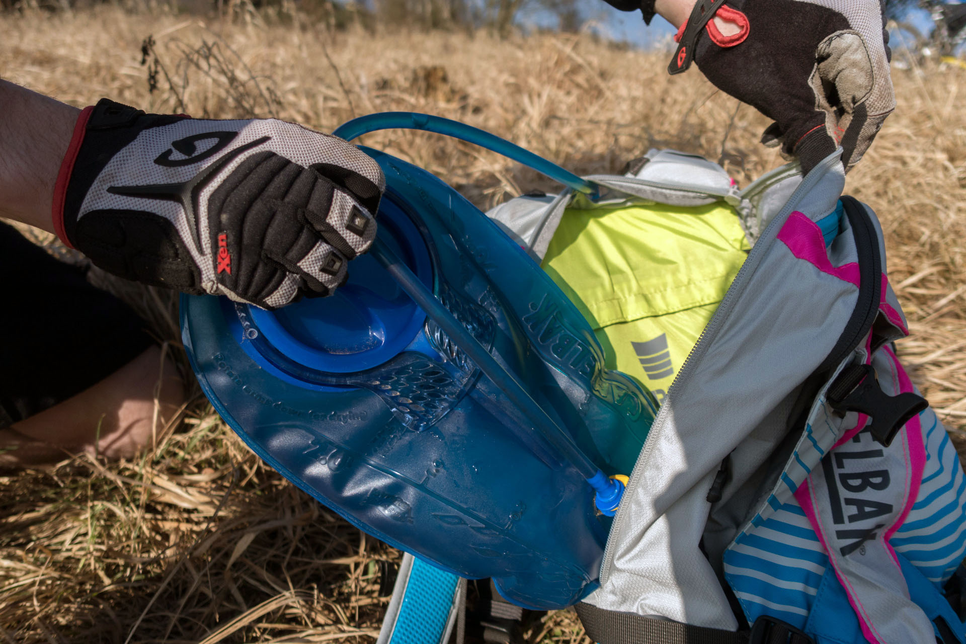 Das Camelbak-Trinksystem wird im separaten Fach sicher eingehängt