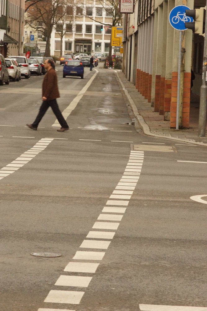 Radfahrstreifen, sogar mit Zeichen 237