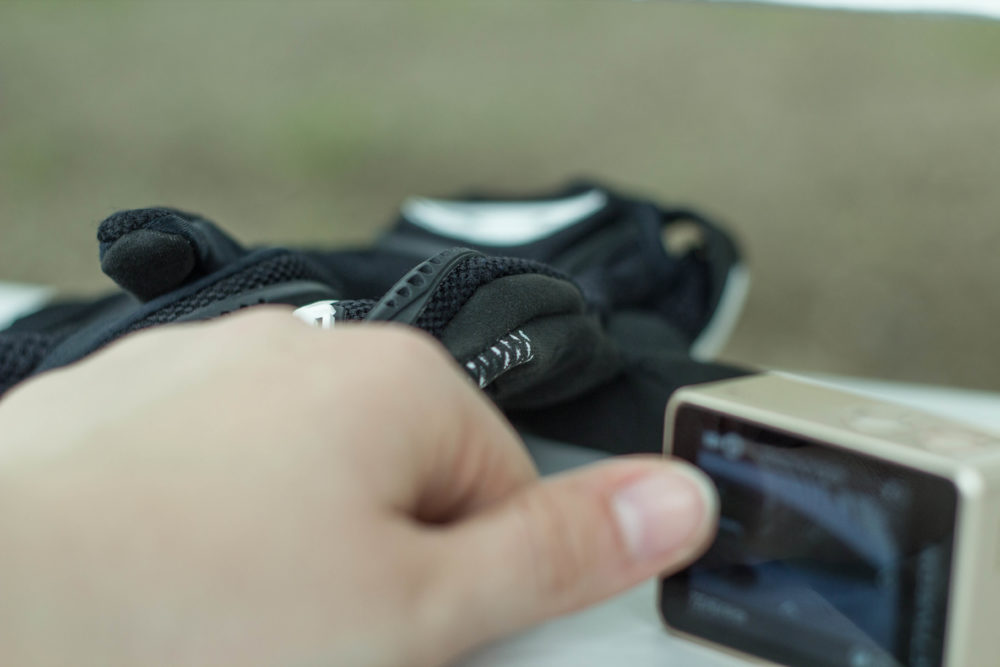 Die Handschuhe zieht man zur Bedienung des Touchscreens besser aus.