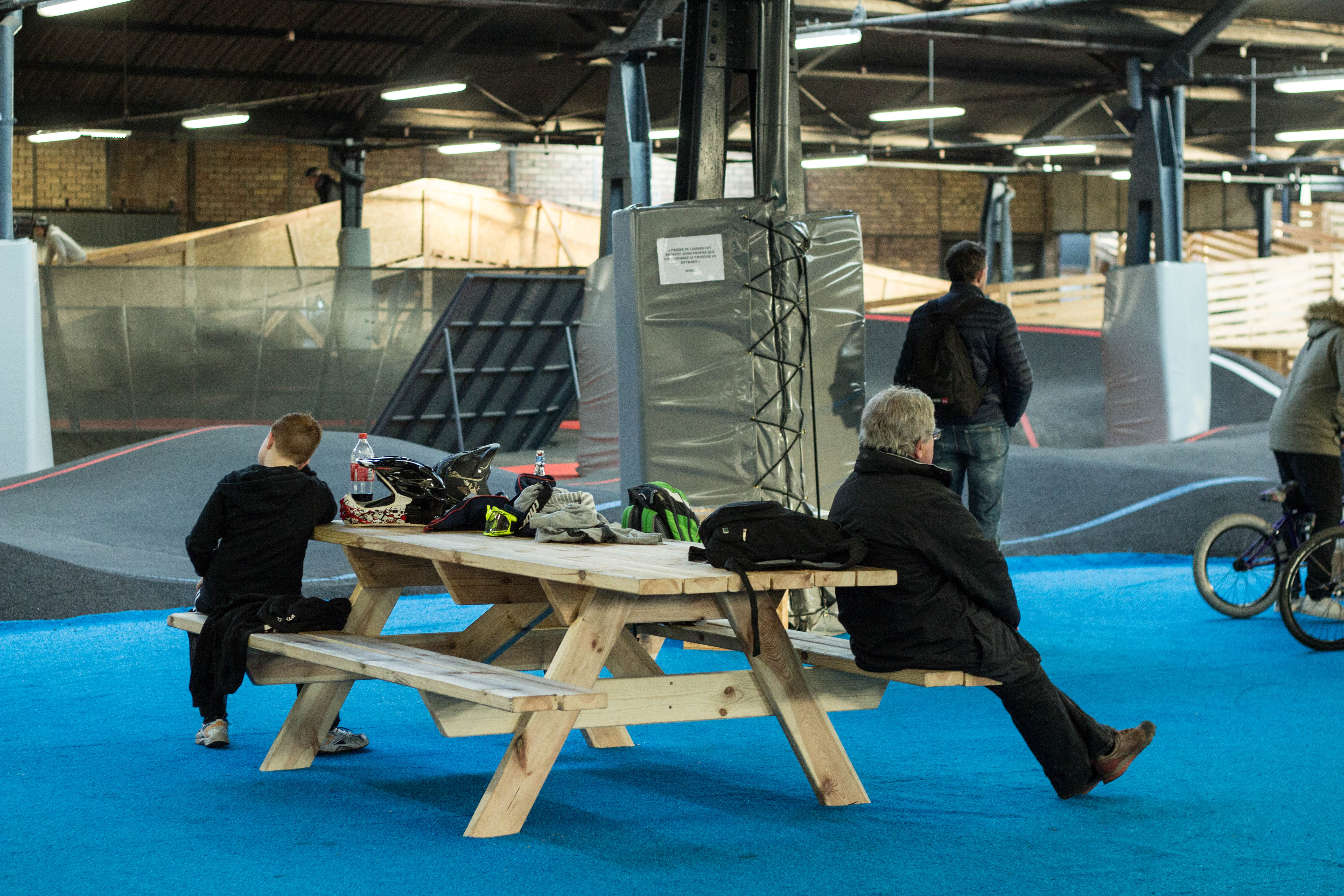 Mehrere solcher Tischen stehen im Infield der Pumptrack...