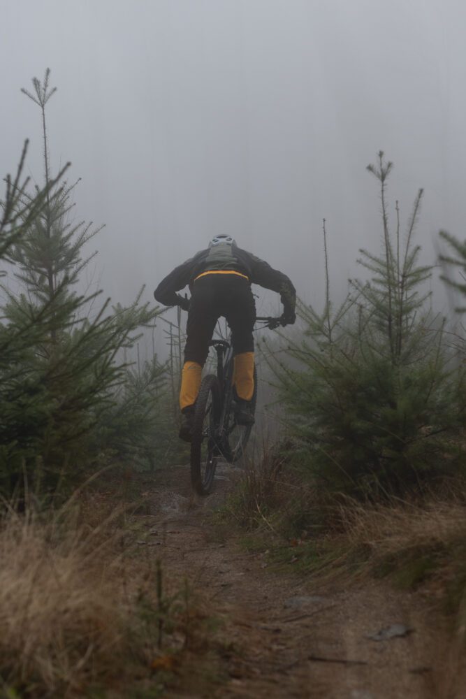 Hardpack liegt sowohl der H, als auch der R-Variante gut. Der leicht nasse Trail auf diesem Bild stellt ebenfalls noch kein Problem für die Reifen dar.