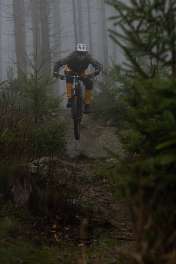 Werden die Einschläge auf dem Trail härter gerät die ProWall Karkasse der Pirelli an Ihre Grenzen - Dämpfung muss hier einem höheren Luftdruck weichen um Durschläge und Wegknicken des Reifens zu verhindern